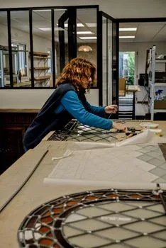 Vitrail religieux en cours de restauration