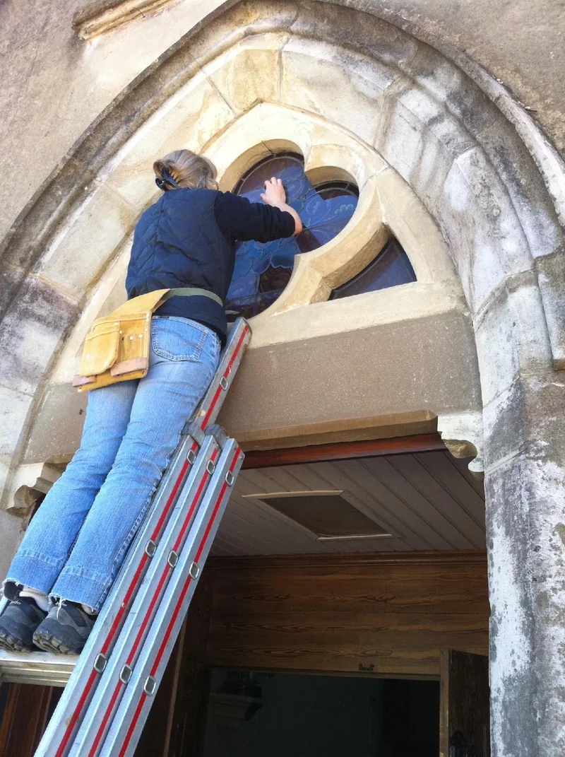 Restauration d'un vitrail accès par échelle