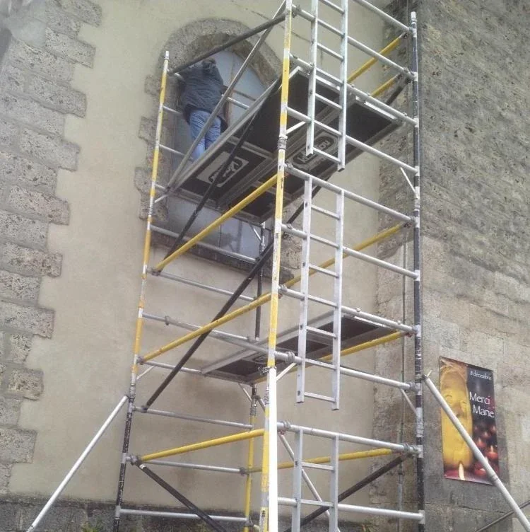 Restauration vitrail sur échafaudage