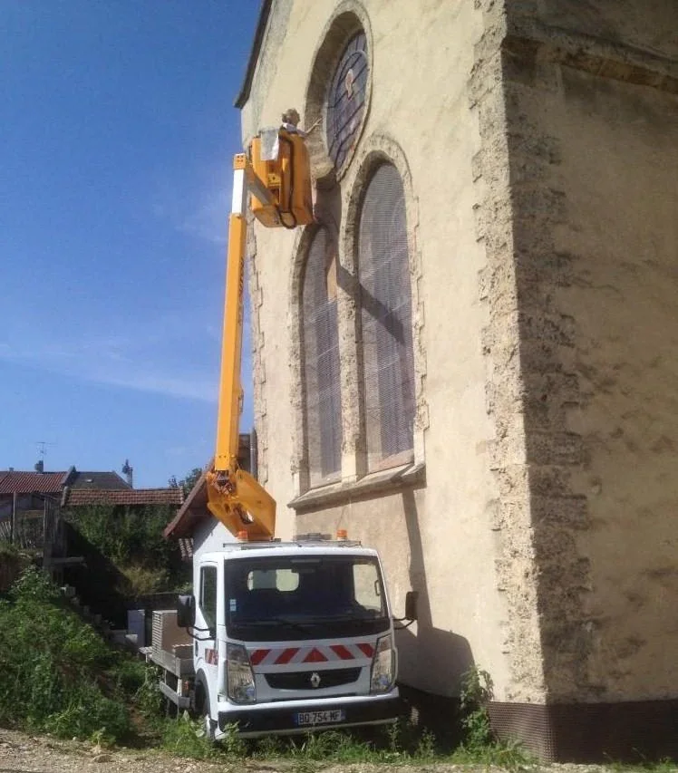 Remise en place d'un vitrail par accès nacelle